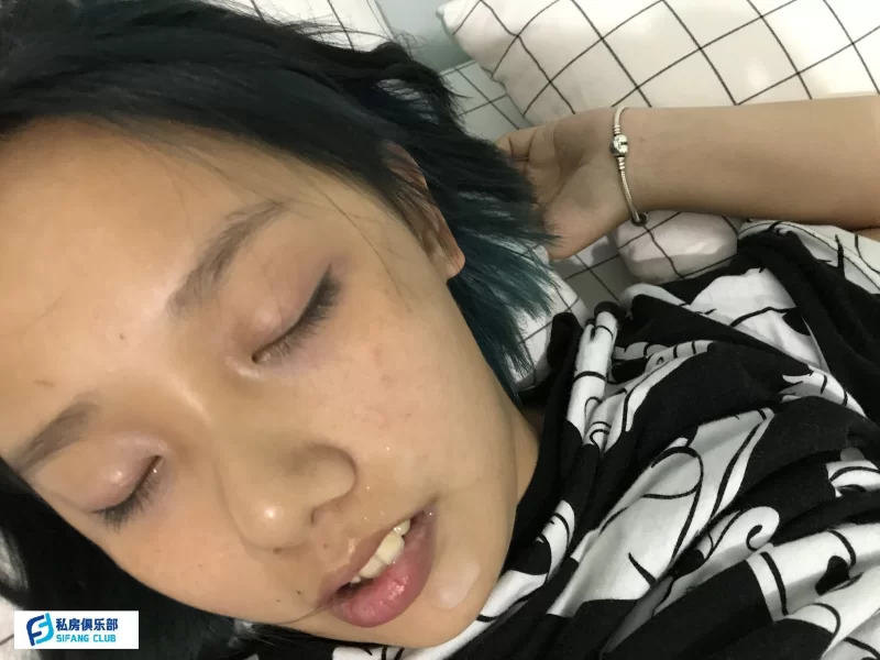 下药迷玩丰满甜美型学生妹射在嘴边 - 细节图8