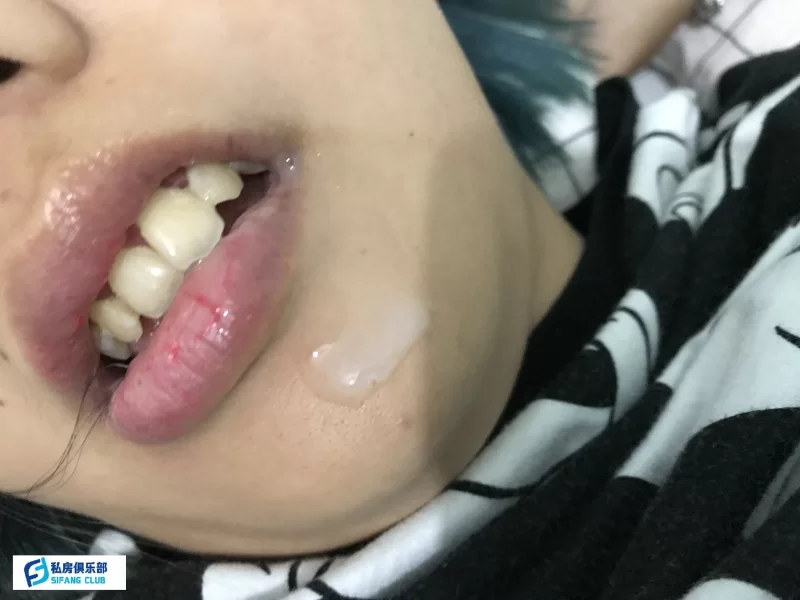 下药迷玩丰满甜美型学生妹射在嘴边 - 细节图10