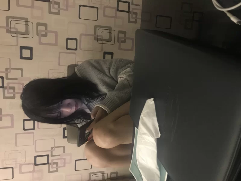 网红脸瘦银行小姐姐被下药套子放嘴上 - 细节图2