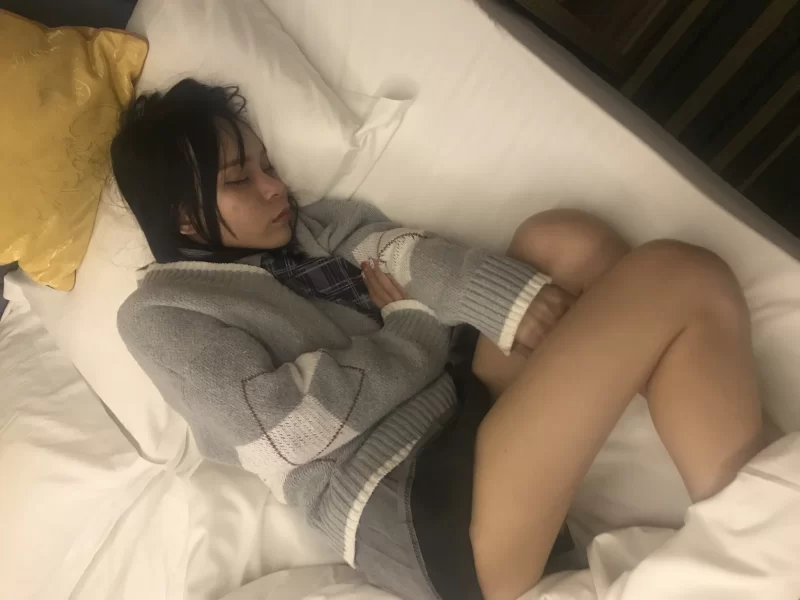 网红脸瘦银行小姐姐被下药套子放嘴上 - 细节图3