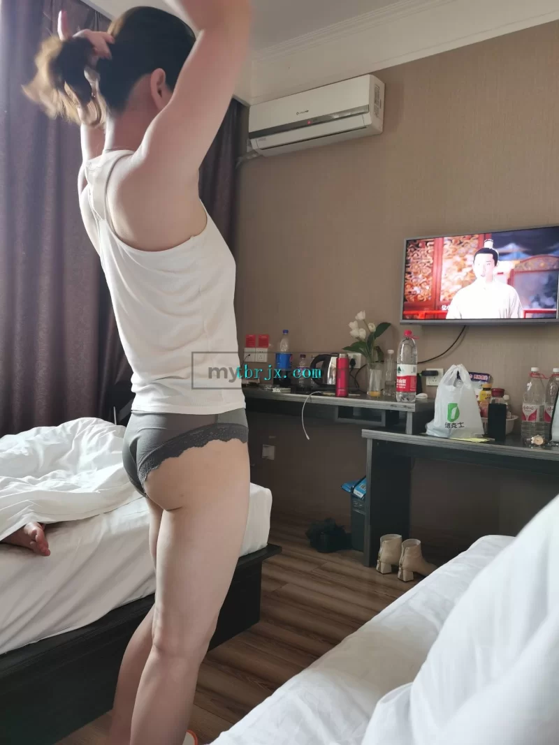 迷玩女神老婆和她跟前夫生的19岁的白虎女儿 - 细节图1