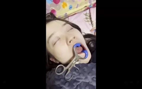 高冷女神被同班同学迷奸掰眼口交丝袜制服各种玩弄 [1v+3.2G][百度盘]