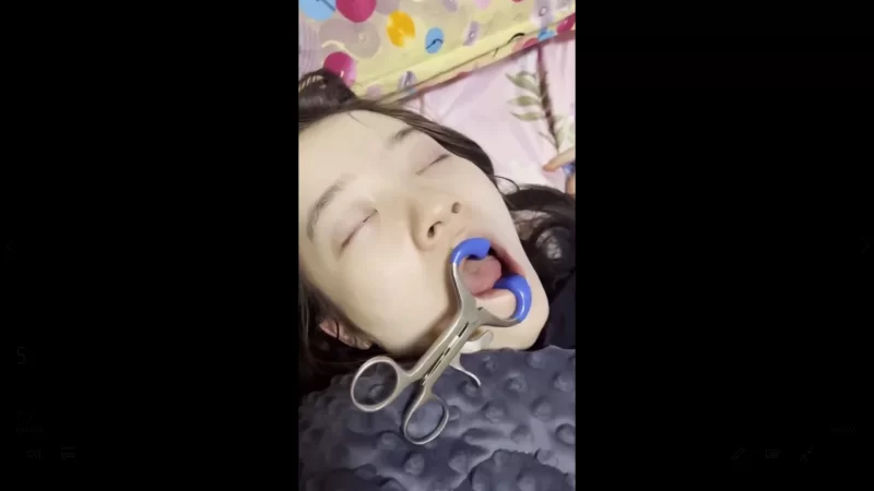 高冷女神被同班同学迷奸掰眼口交丝袜制服各种玩弄 - 细节图1