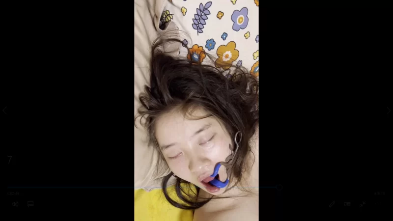 高冷女神被同班同学迷奸掰眼口交丝袜制服各种玩弄 - 细节图7