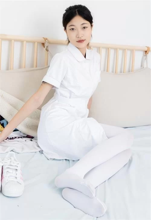 物恋传媒小夏护士制服厚白丝美腿 - 细节图3