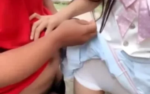 极品嫩妹穿白丝JK制服，户外乡下勾引大爷，结果被干的哇... [1+245m][百度盘]