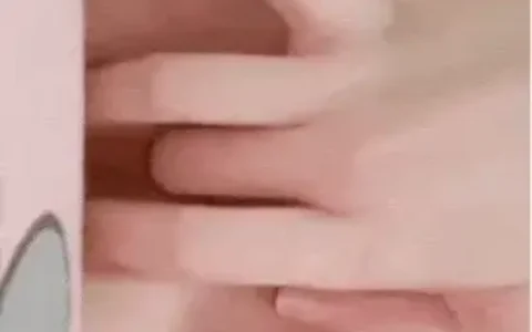 <猫猫头>快手 高颜眼镜反差嫩妹 露脸露点自慰洗澡 [1+585M][百度盘]