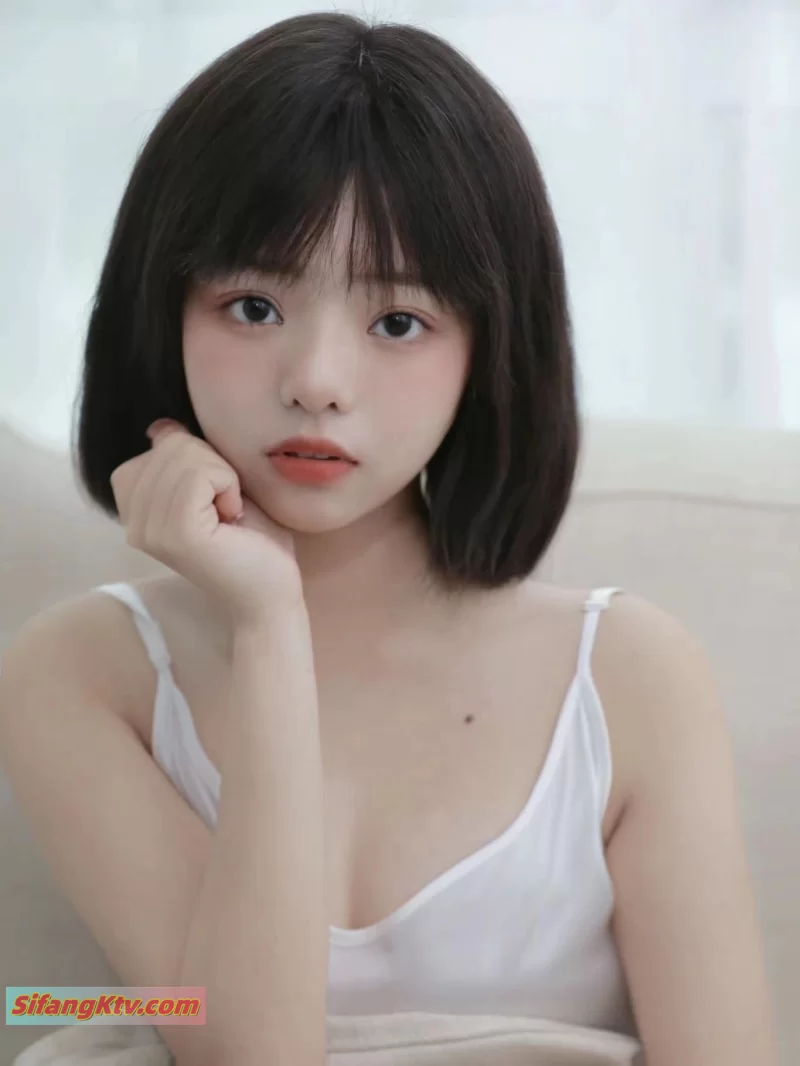 童颜巨乳反差婊李月私密视频被男朋友泄密 圆圆的可爱脸… - 细节图4