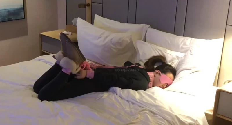 MJ迷玩昏睡美女炮友扒光SM捆绑小脚丫随意摆弄 - 细节图2
