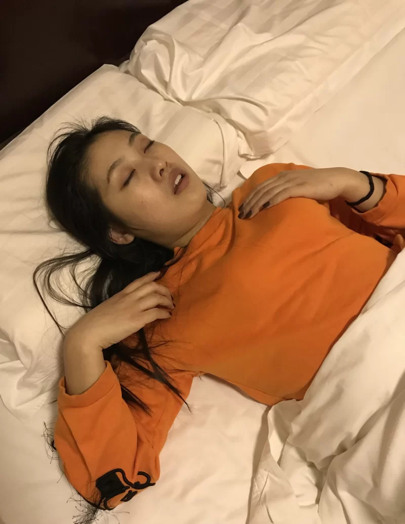 女神级妹子被下药后形象尽毁玩脸翻眼啪啪 - 细节图4