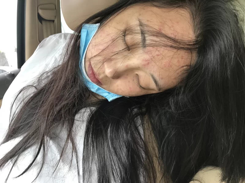 迷倒01年幼师妹子跟她闺蜜玩脸 翻眼 玩脚 - 细节图4