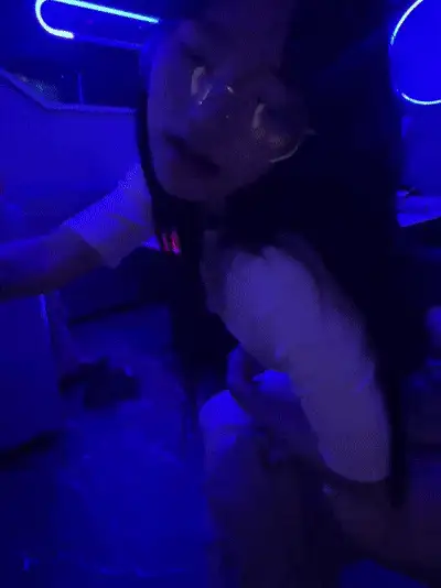 淫乱KTV交换女友游戏妹子们放飞了自我拉到洗手间口交啪啪干一炮 - 细节图6