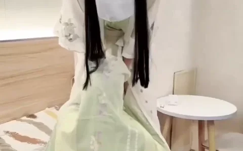 古装制服的无毛一线天嫩穴的精神小妹，和金主在酒店自拍 [1+556m][百度盘]