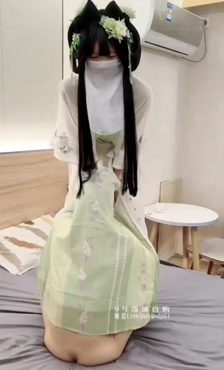 古装制服的无毛一线天嫩穴的精神小妹和金主在酒店自拍 - 细节图1