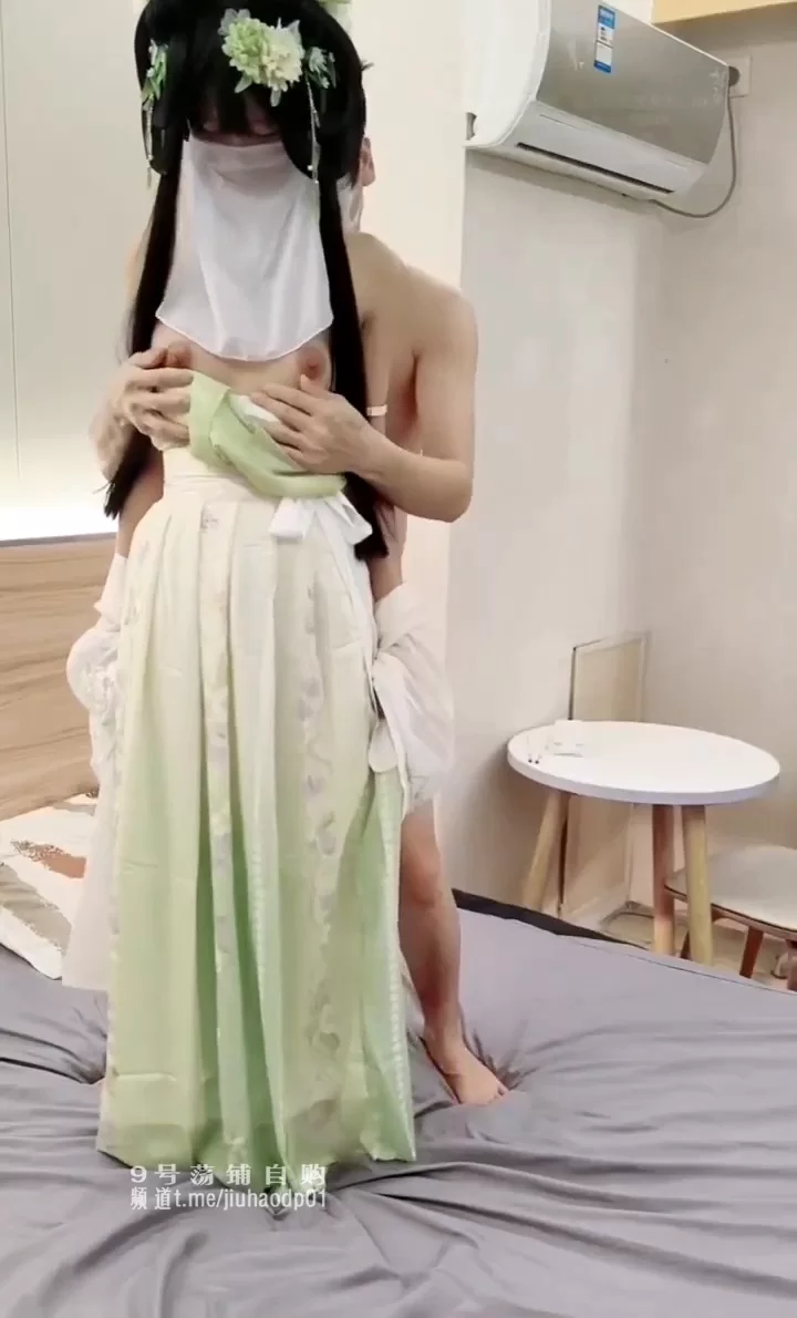 古装制服的无毛一线天嫩穴的精神小妹和金主在酒店自拍 - 细节图3