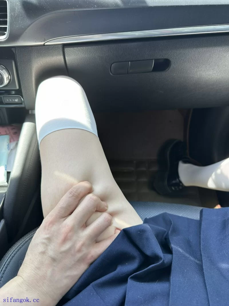 反差美少女小母狗线下被富二代无套内射无毛粉嫩馒头嫩逼.. - 细节图3